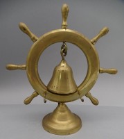 Auktion 351 / Los 16051 <br>Messing-Tischglocke in Steuerrad-Halterung, H-30 cm, D-30 cm, ungepflegt