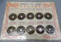 Auktion 351 / Los 6049 <br>10 alte chinesische Münzen in Display