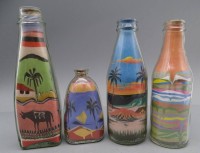 Auktion 351 / Los 10054 <br>4 Glasflaschen mit Sandmalerei, H-9 bis 17 cm