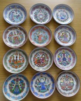 Auktion 351 / Los 15098 <br>12x emaillierte Schalen "Studio Steinböck" Austria, Weihnachtsmotive, limitert, 80-er Jahre, 1x Rand beschädigt, D-15,5 cm
