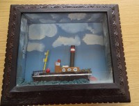 Auktion 364<br>kl. Dampfschiffmodell in beschnitzten, schweren Rahmen/Glas, RG 33x37 cm, Tiefe 8 cm