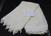 Auktion 351 / Los 13011 <br>Handgearbeitete Häkel-Gardine B-220cm H-100cm