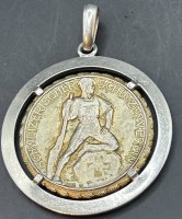 Auktion 371<br>Schweizer Sch&uuml;tzenmedaille, Feldsch&uuml;tzen 300 m, Silberfassung, personifiziert, Silber-925-, ehemals wohl vergoldet, D-3,7 cm, 17,9 gr