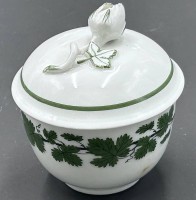 Auktion 351 / Los 8123 <br>kl. Deckeldose "Meissen" Weinlaub, H-6,5 cm, D-6 cm, Schwerter durchschliffen, Deckelrose minim. Abplatzer