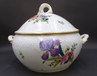 Auktion 364<br>grosse Deckelterinne mit Blumenmalerei "Bing&Gröndahl" Denmark,  gut erhalten, H-22 cm, D-26 cm