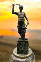Auktion 366<br>Rudolf SCHMOTZ (1884-1965)  "Schmied am Amboß", signierte Bronze auf Marmorsockel, gesamt H-27,5 cm