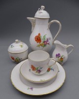 Auktion 364<br>KPM Berlin Kaffeeservice für 6 Personen, 21 Teile, Blumenbemalung mit Insekten, Goldstaffage,  Form Neuosier Prunk