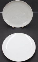 Auktion 352 / Los 8059 <br>2x schlichte Kuchenteller, KPM Berlin, Weißporzellan, je D-19cm, 1x Schleifstrich