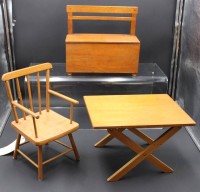Auktion 357 / Los 12001 <br>3 Teile Puppenmöbel, Stuhl Sitzh.-15,5cm, Bank Sitzh.- 15cm, Tisch ca. H-34cm B-26cm