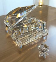 Auktion 352 / Los 10065 <br>Swarowski Flügel mit Hocker, T-6,8 cm