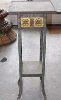 Auktion 352 / Los 14007 <br>hohe Art-Déco Blumensäule, Blech, H-100cm, Platte 40 x 40cm