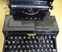 Auktion 357 / Los 16033 <br>Adler Schreibmaschine um 1940 in Holzkoffer, dieser mit Gebrauchsspuren