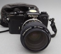 Auktion 352 / Los 16055 <br>Spiegelreflex-Kamera Nikon mit Nikkor Zoom Objektiv in Tasche,