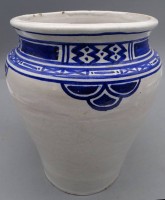 Auktion 352 / Los 9024 <br>gr. Vorratsgefäss oder ähnliches mit Blaumalerei um 1920 "Karlsruhe", Rand mit kl. Glasurabplatzern, H-24 cm, D-21 cm