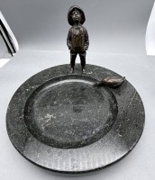 Auktion 352 / Los 15056 <br>gr. Serpentin-Schale mit Bronze Junge und Ente, D-30 cm, H-22 cm