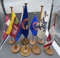 Los 15059 <br>8x div. Flaggenstander mit Reederei-Logos etc. aus Holz
