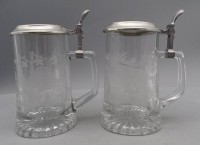 Auktion 352 / Los 10069 <br>2 Bierkrüge mit Schliff, Rotwildmotive, H-18 cm