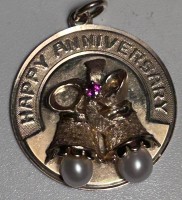 Auktion 370<br>Goldanh&auml;nger-585-, "Happy Anniversary" 2 Perlen und Rubin, 6,2 gr.,  D-2,5 cm, verso Namensgravuren