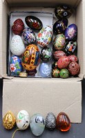 Auktion 353 / Los 15049 <br>26x div. Deko-Eier, unterschiedliche Materialien u. Herkunft, ca. H-5-10cm