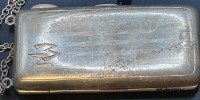 Auktion 353 / Los 11019 <br>massive Silber-Puderdose, innen vergoldet, Gravur "21.12.42, 7 Jahre Krieg" (???), Silber geprüft, mit Kettchen, ca. 4x8 cm, 72,7 gr. zusammen, Ziermonogramm MW