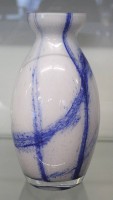 Auktion 353 / Los 10050 <br>Milchglasvase mit blauen Einschmelzungen, wohl Tschechien, ca. H-27cm