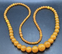 Auktion 353 / Los 1390 <br>lange Bernstein Imitat Halskette, grosse Kugeln verlaufend, grösste D-1,5 cm, L-ca. 80 cm