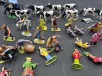 Auktion 353 / Los 12053 <br>ca. 40 zivile Figuren  und Tiere"Elastolin"