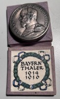 Auktion 366<br>Bayernthaler  1914-16,  Deckeldose mit Königsportrait, innen Leporello mit Kriegsbildern, Generälen etc. des 1.WK, in orig. Schachtel, zugunsten der Gefallenen und Kriegerwitwen, gut erhalten und selten in diesem Zustand, Schachtel ca. 6x6 cm