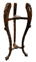 Auktion 362<br>dreibeiniger Rosenholz Blumenhocker, aufwendig beschnitzt, China, kl. Marmorplatte oder Messingplatte fehlt? H-86 cm,  D-ca. 30 cm