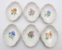 Auktion 354 / Los 8050 <br>6x kl. Schälchen, Meissen, Schwertermarke, untersch. Blumenbemalungen,  1x 1. Wahl, 5x je 2 Schleifstriche, ca. H-2,2cm L-10,5cm