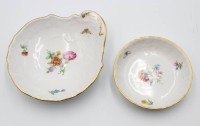 Auktion 354 / Los 8051 <br>2x kl. Schalen, KPM Berlin, Szepter u. Reichsapfel, Blumenbemalungen, 12,3 x 10,8cm, D-9cm