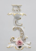 Auktion 354 / Los 8052 <br>Leuchter mit aufgesetzten Rosenblüten und Goldzier, Kaiser, ca. H-15,5cm