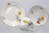 Auktion 354 / Los 8053 <br>3tlg. Gedeck, Meissen, Schwertermarke, florale Bemalung, Tasse 1. Wahl, sonst je 2 Schleifstriche, Tasse H-6,7cm