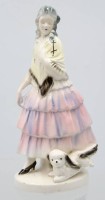 Auktion 362 / Los 9064 <br>Dame mit Hund, Sitzendorf, farbig staffgiert, Bodenplatte beschädigt, ca. H-18,8cm