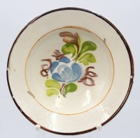 Auktion 362 / Los 9066 <br>bäuerl. tiefer Teller, florales Dekor, wohl 19. Jhd. , Altersspuren, H-4,5cm D-19,5cm