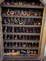 Los 15052 <br>Pfeifensammlung, ca. 210 St&uuml;ck samt viel Zubeh&ouml;r wie 6-7 div. Pfeifenst&auml;nder, Feuerzeuge, Putzzeug, sogar orig veschweisste Dose Tabak, und Schrank auf Wunsch