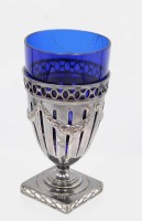 Auktion 368<br>Becherhalter, Silber (gepr.), blauer Glaseinsatz, ohne Glas 108,3gr., ca. H-12cm, Glas geklebt