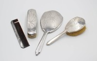 Auktion 354 / Los 11051 <br>Toilettenset, Sterling, Handspiegel, 2 Bürsten und Kamm, Japan, Bambusdekor, Kamm beschädigt, Spiegel L-29cm