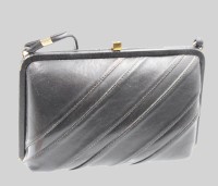 Auktion 362 / Los 13013 <br>kl. Damenhandtasche, 80er Jahre, Leder, Tragespuren, seitl. leicht beschädigt, 14 x 23cm