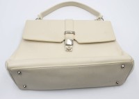 Auktion 362 / Los 13014 <br>weisse Leder-Damenhandtasche, Medici, getragen Erhaltung, 22 x 31cm