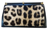Auktion 354 / Los 13037 <br>Abendtasche mit  Raubkatzenfell Imitat, echtes Leder, neuwertig "Pointer", ca. 22x14 cm