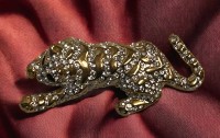 Auktion 354 / Los 1129 <br>gr. Modeschmuck-Brosche "Katze" von Royal Bijou, klare Steine, L-9 cm, H-3 cm, ungetragen