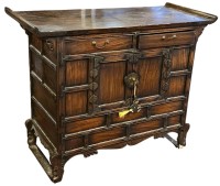 Auktion 357 / Los 15513 <br>kl. China-Schrank, 62x77x33 cm, Gebrauchsspuren