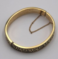 Auktion 355 / Los 1050 <br>Armreif, Krementz, florales Relief, älter, ca. D-6cm