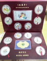 Auktion 366 / Los 6019 <br>Macau-13 versilberte gekapselte Medaillen im ausklappbare hochwertige Holzschatulle mit Schublade f&uuml;r Buch,mit div postfrische Briefmarkensets, Umkarton., neuwertig, 30x25 cm