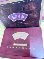 Auktion 366<br>Macau-7 versilberte gekapselte Medaillen im ausklappbare hochwertige Holzschatulle mit Schublade f&uuml;r Buch,