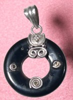Auktion 355 / Los 1345 <br>moderner runder Anhänger, Silber-925-, schwarzer Stein, D-3 cm, 6,4 gr