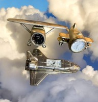 Auktion 355 / Los 2112 <br>3x Quartz Tischuhren "Image" in Flugzeugform, max. ca. 9x9 cm