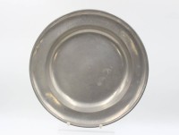 Auktion 364<br>runde tiefe Platter, Zinn, Namensgravur"Gabriel Gerber" und Datierung 1828.,