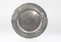 Auktion 364<br>Jugendstil-Zinn-Tablett, Reliefdekor der Zeit, D-28,5cm